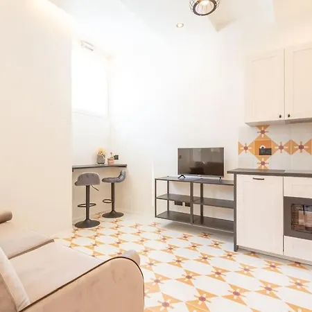 4fo6 Navigli-duomo -yellow Chic - Милан